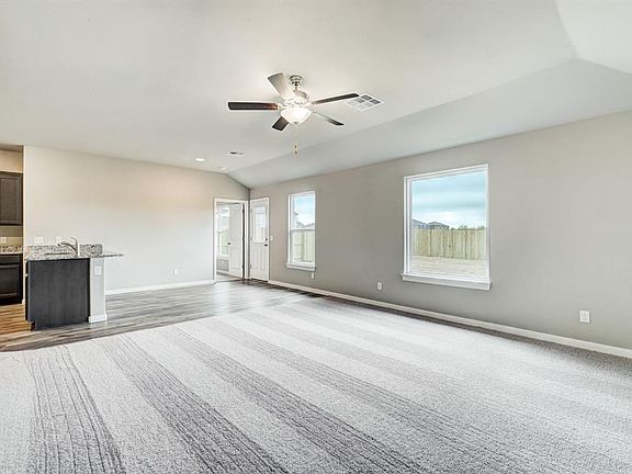 5th image of 821 Saint James Pl