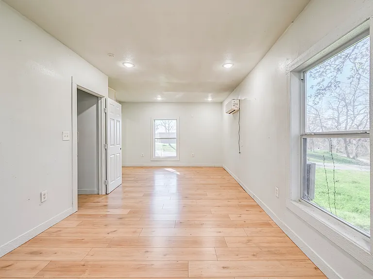1131 W Johnson St — Photo 11
