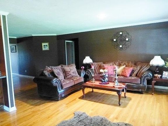 3rd image of 2001 Oakville Ln