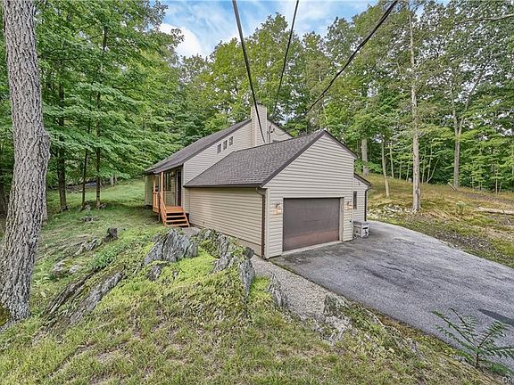 3rd image of 20 Vanderbilt Ln