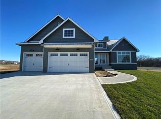 2930 Glenwood Dr, West Des Moines, IA 50265