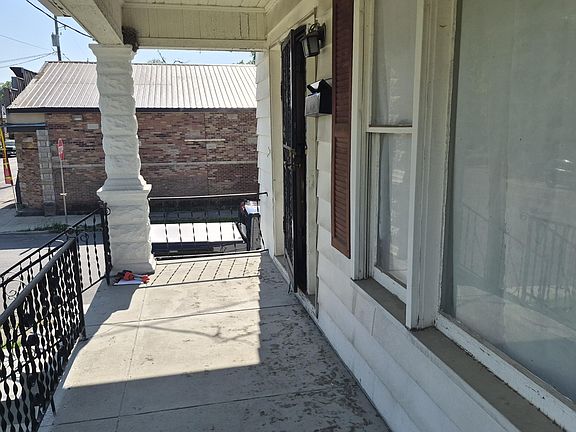 5th image of 1700 W Oak St