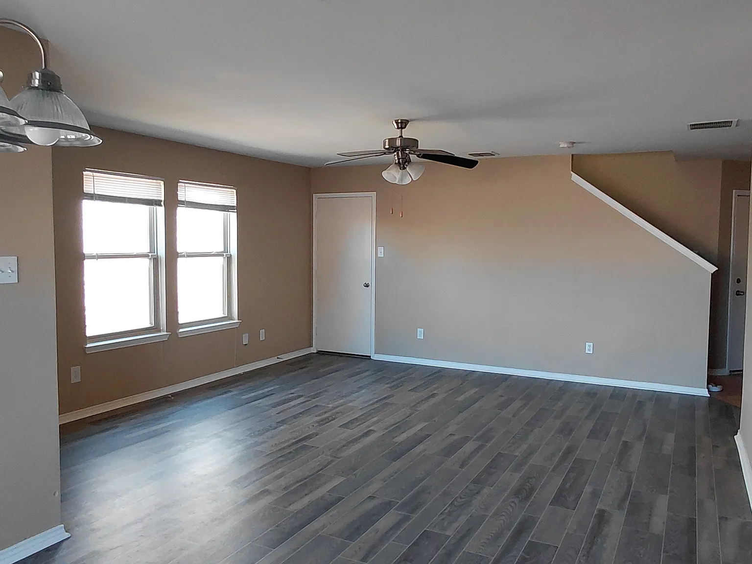 3 bed, 2.5 bath, 1496 sqft, $2,000 — Photo 2