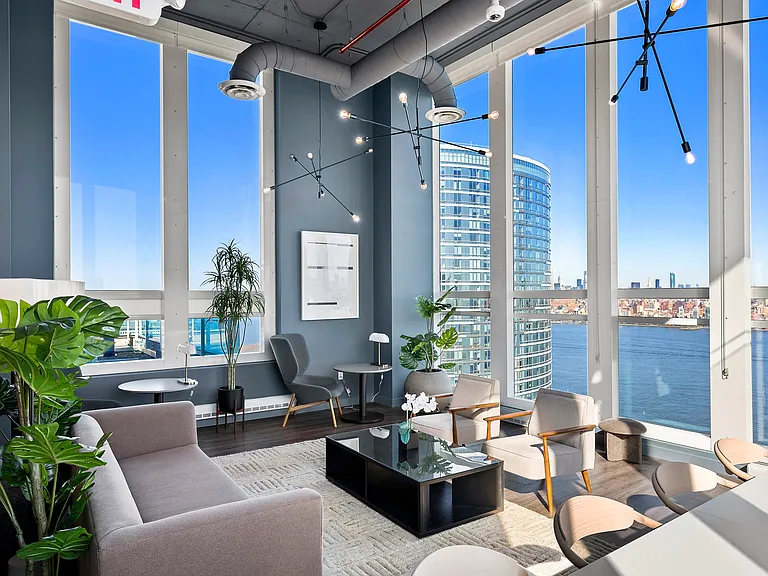 Unwind in the clouds-our 30th-floor sky lounge offers a luxurious escape.