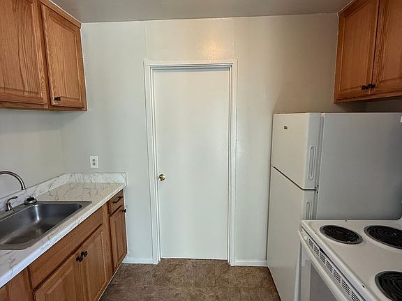 3rd image of 2170 Vineyard St #301