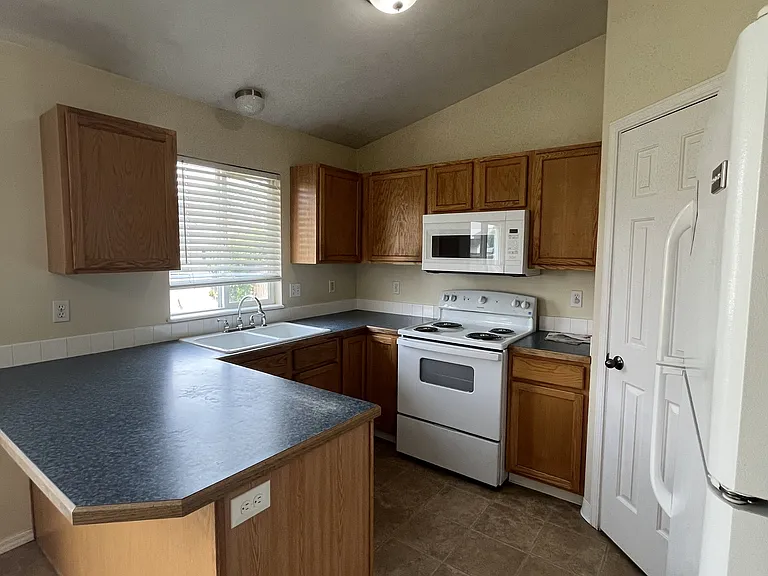 14320 Tara St — Photo 6