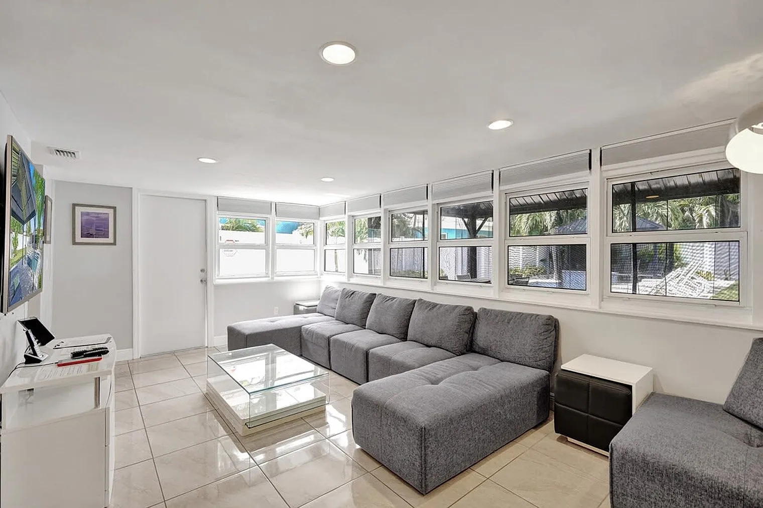 4 bed, 3.0 bath, 1700 sqft, $9,006 — Photo 1