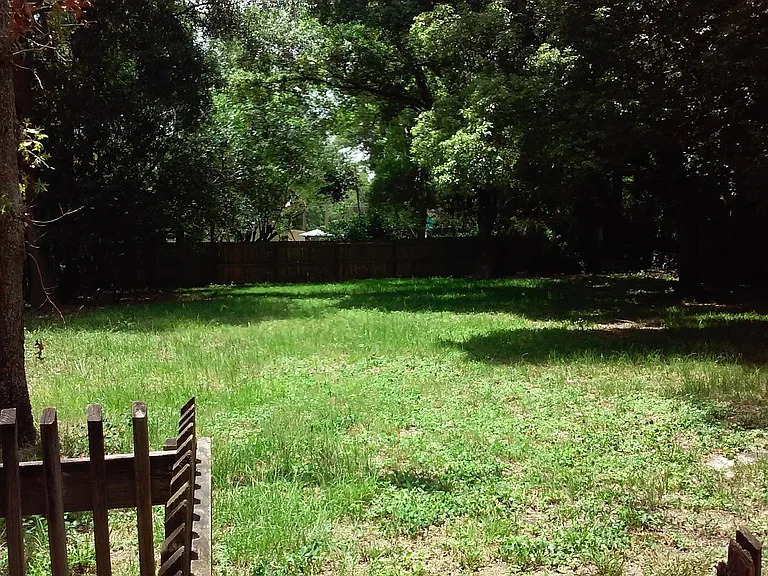 220 Woodside Dr — Photo 3