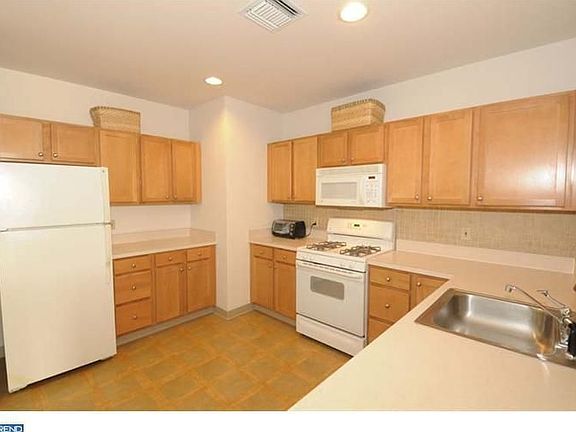 4th image of 1100 Vine St APT 404