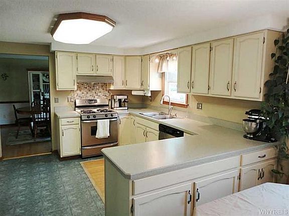3rd image of 10 Fairway Dr