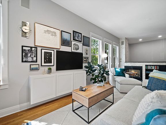 4th image of 1459 W Melrose St APT 1S