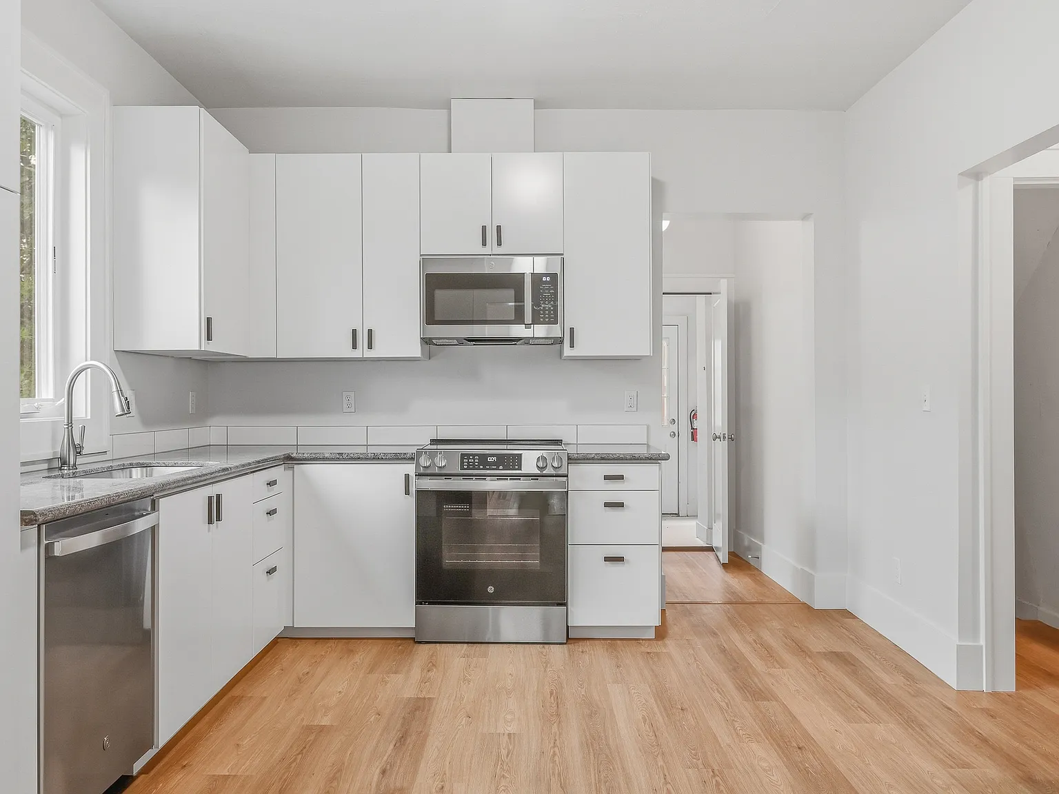3 bed, 1900 sqft, $3,850 — Photo 3