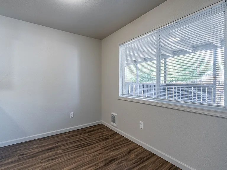 Willow Lake Apartments — Photo 32