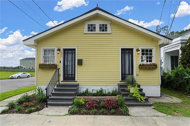 4 bed, 2.0 bath, 2371 sqft, $2,600 — Photo 1