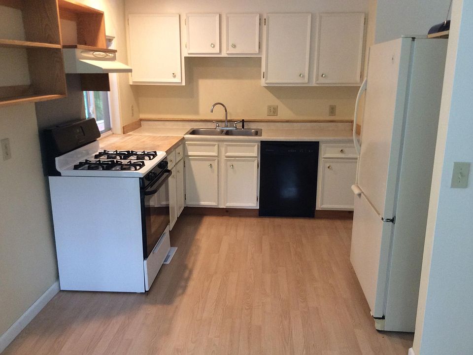 Kitchen with furnished appliances
