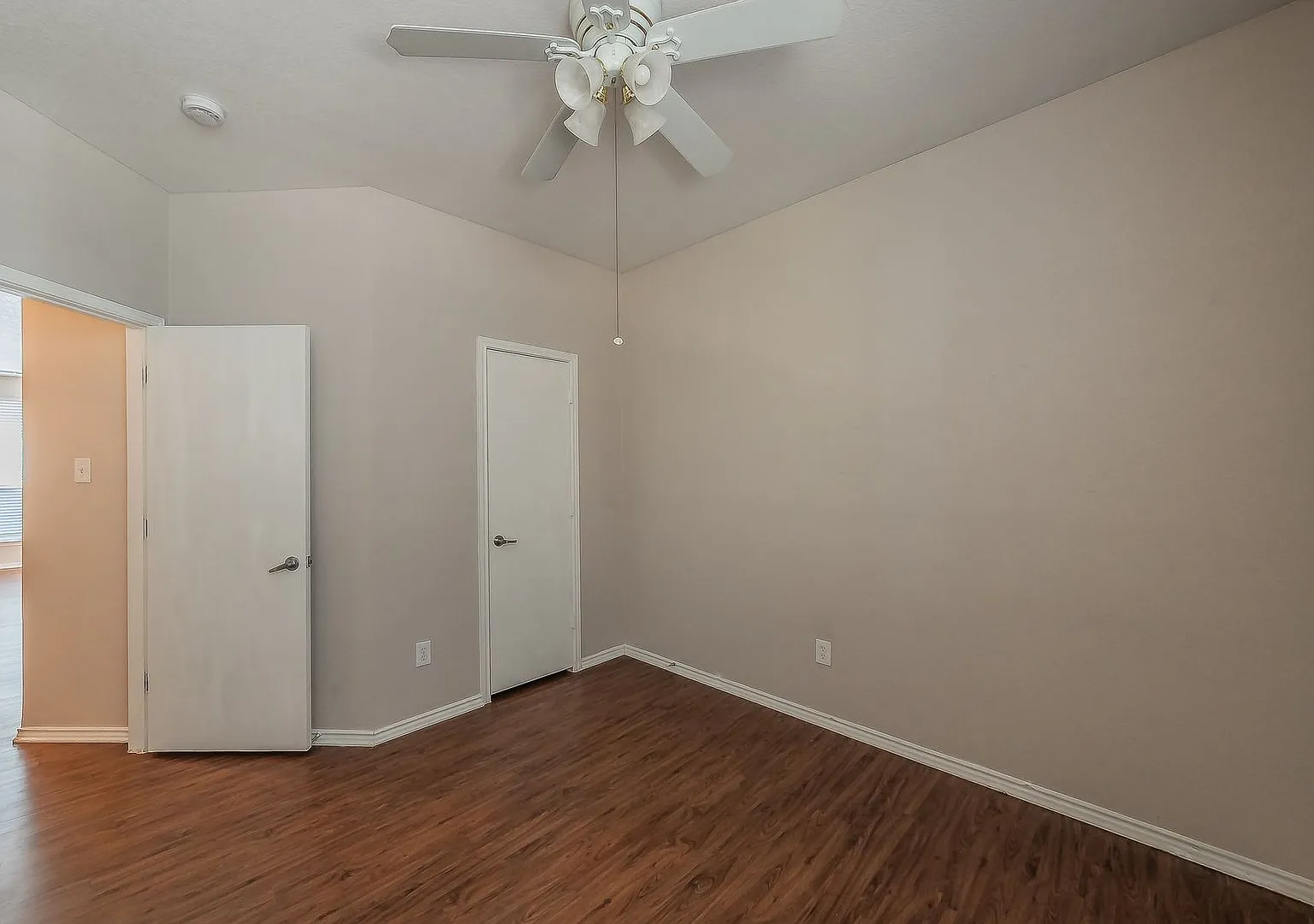 Spacious 4 bedroom 2 bath Home with 2-car garage in West Fort Worth. — Photo 4