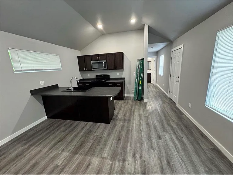 814 S Inglewood St — Photo 5