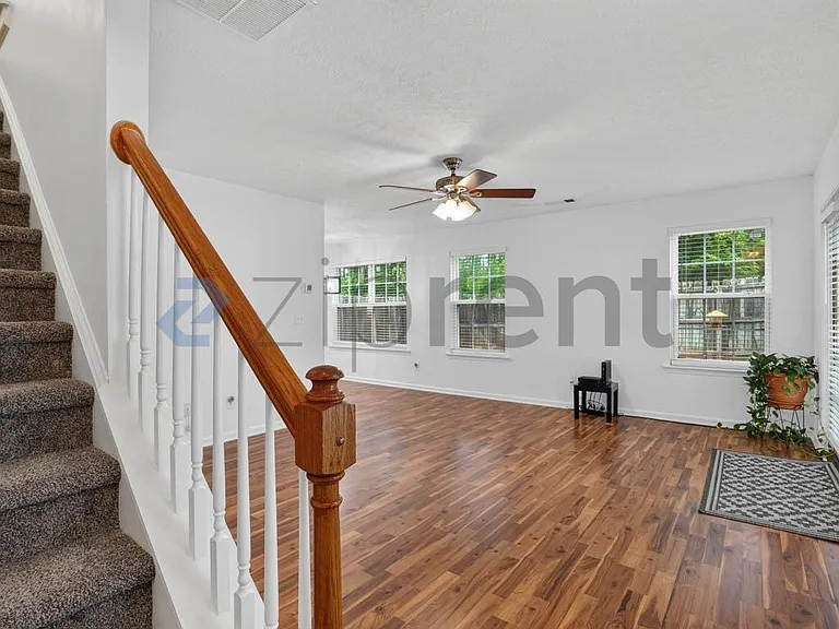 100 Oak Grove Pl — Photo 2