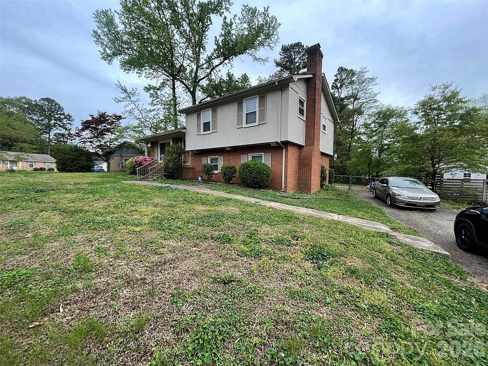 2nd image of 3133 Rosehill Dr