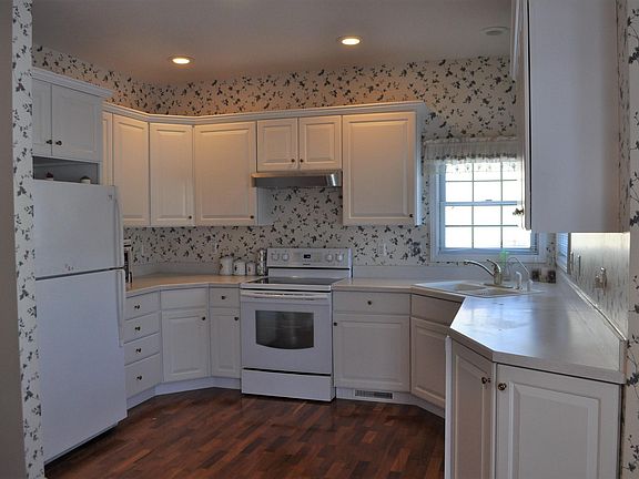 3rd image of 1701 Amberwood Dr