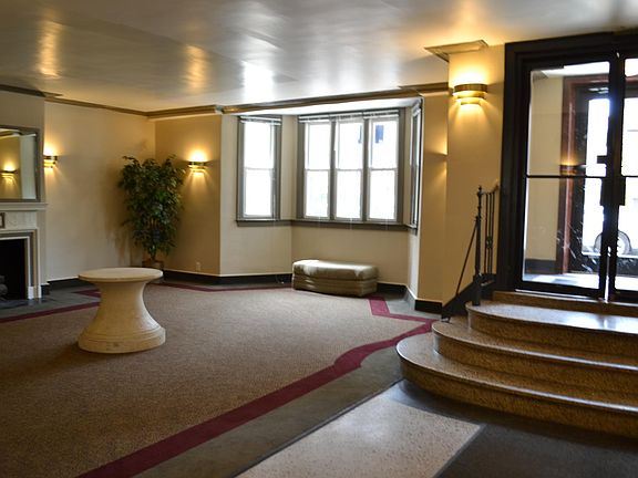2nd image of 3727 N Pine Grove Ave APT 104