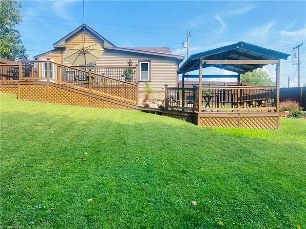 535 E Haymore St, Mount Airy, NC 27030