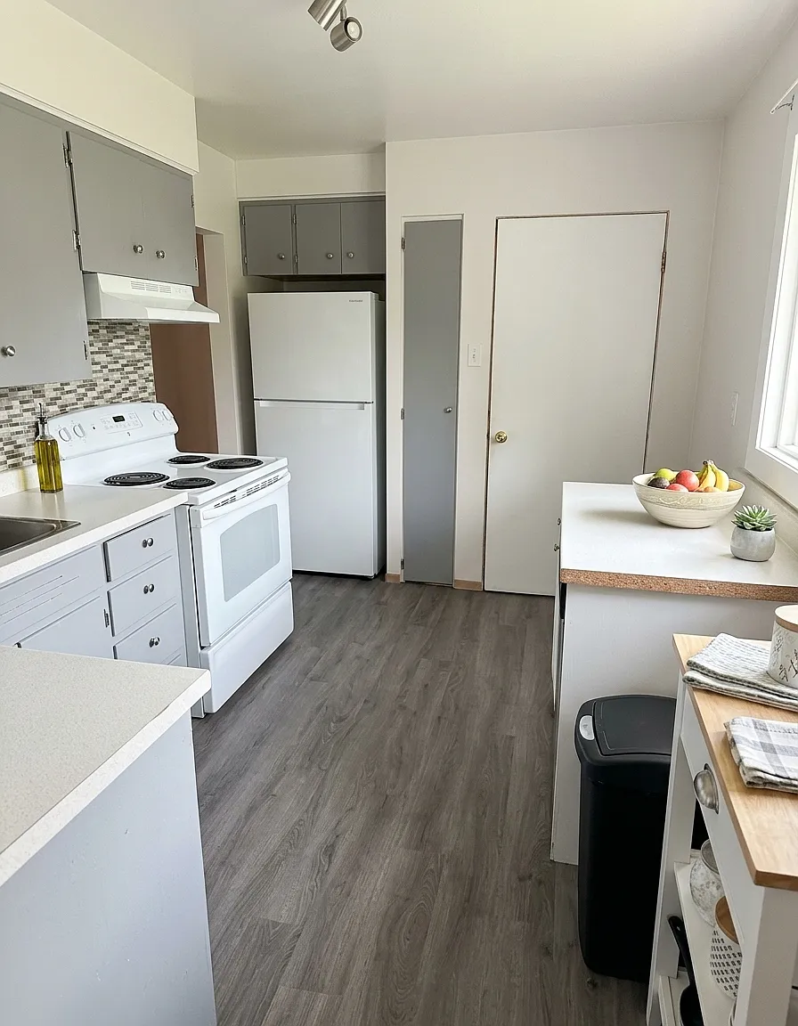 Charming 3 Bed Main Floor | 1 Bath | Convenient SE Location! — Photo 4