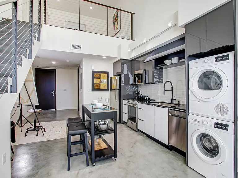 Studio Loft - Washer and Dryer in Unit