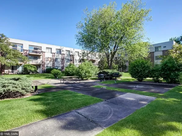 2801 Flag Ave N APT 221, New Hope, MN 55427