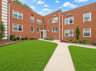 4 Edwards St APT 1E, Roslyn Heights, NY 11577