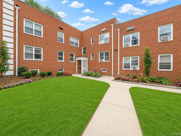 4 Edwards St #1E, Roslyn Heights, NY 11577