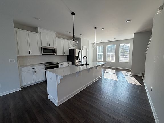 4th image of 900 Colton Dr