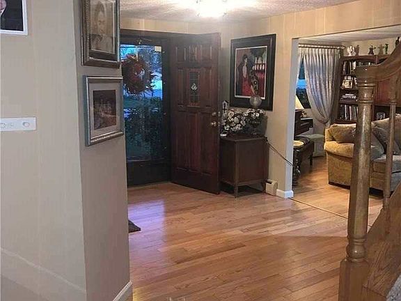 4th image of 968 Grundy Ave