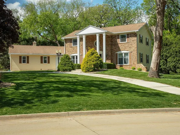 2705 McClain Dr, Cedar Falls, IA 50613