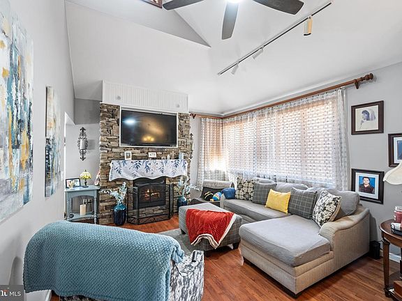 5th image of 132 Burcher St