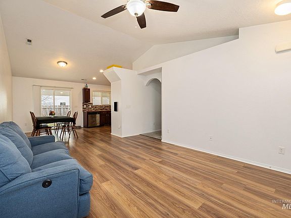 5th image of 16946 Bastian Ave
