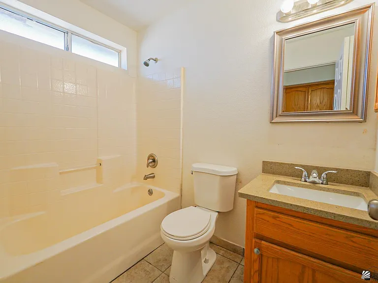 587 E Jefferson St — Photo 14