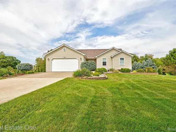 5899 Cobblestone Dr, North Branch, MI 48461