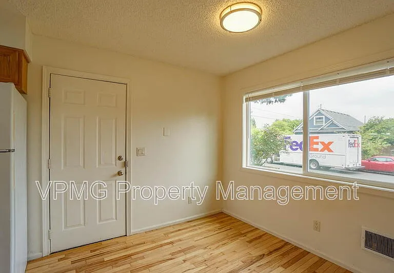 609 W McLoughlin Blvd — Photo 6