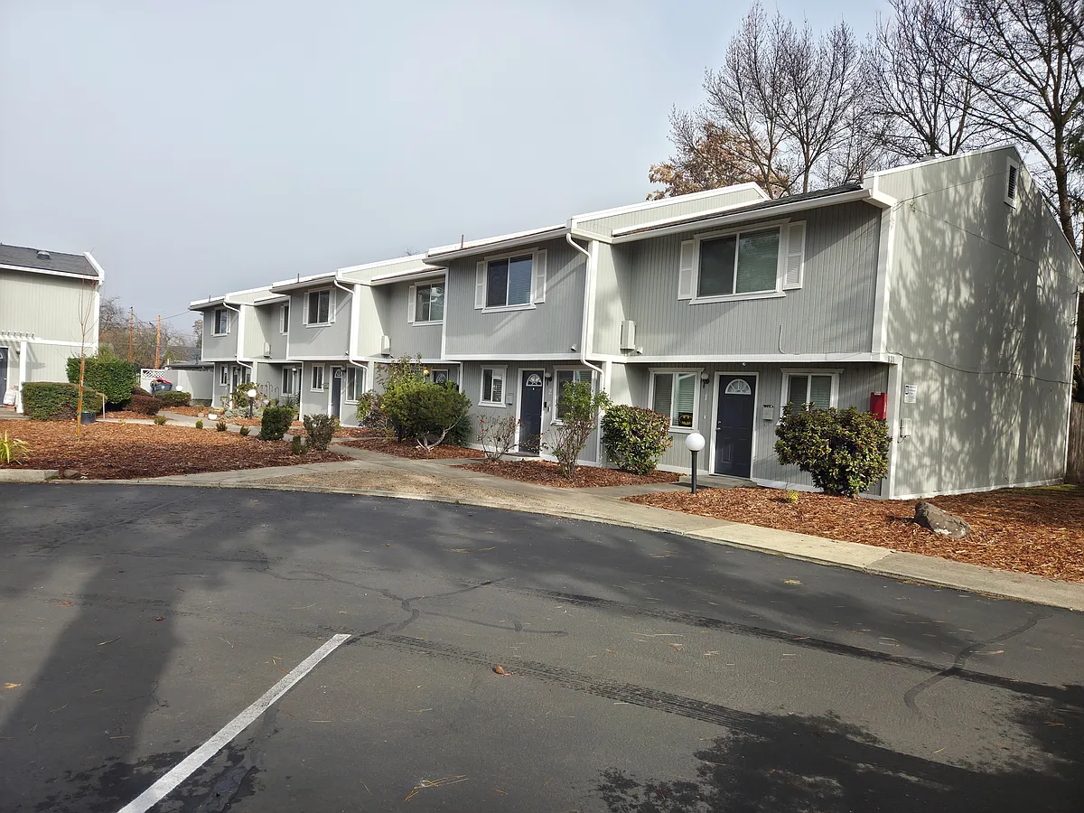 Building Photo - 821 E 10th St #1