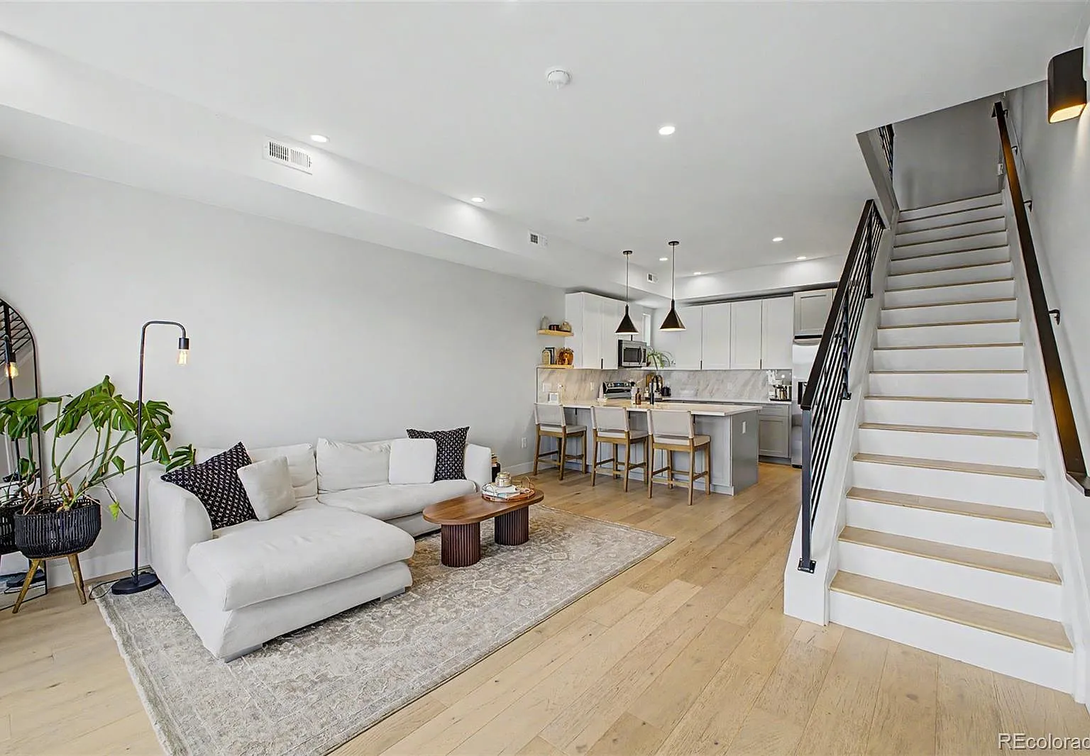 1921 W Elk Pl — Photo 4