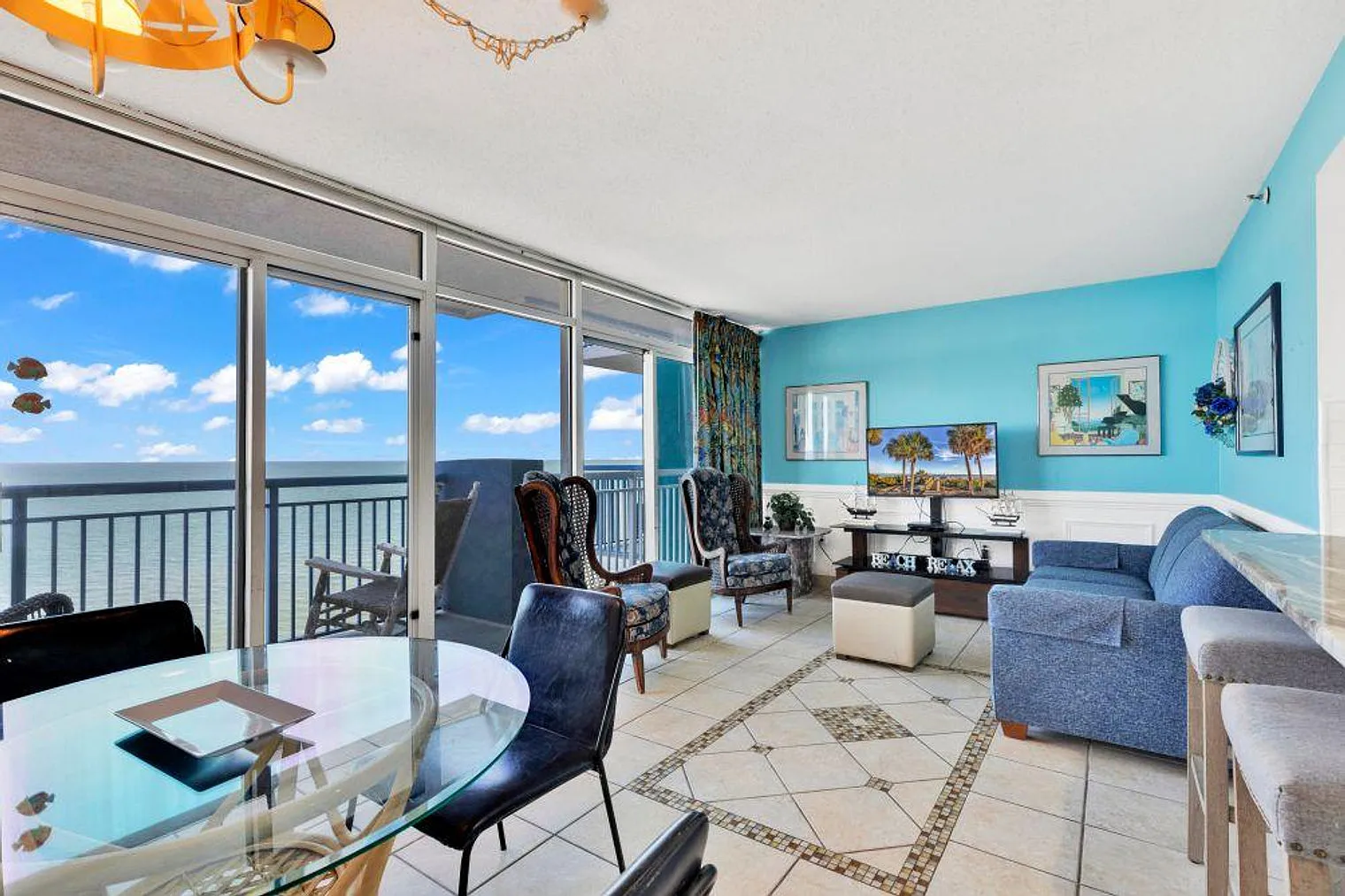 2 bed, 2.0 bath, 947 sqft, $4,062 — Photo 2