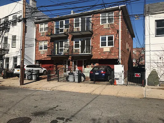 Rented by SUN WOOD REAL ESTATE | media 25