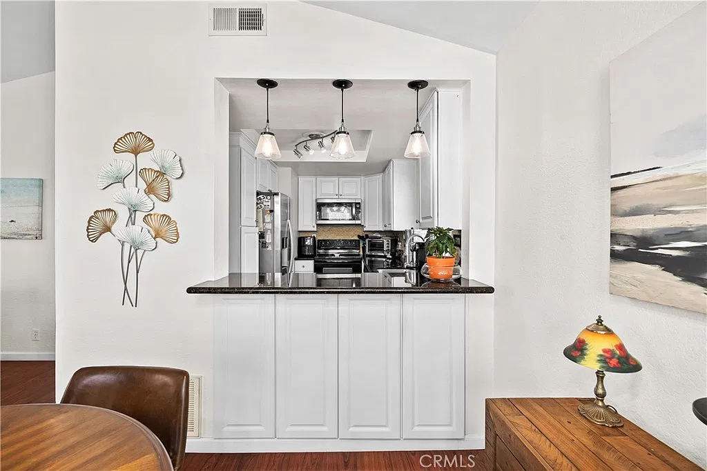 2 bed, 900 sqft, $3,100 — Photo 4