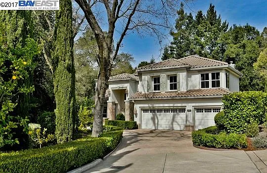 145 Victoria Pl photo 1