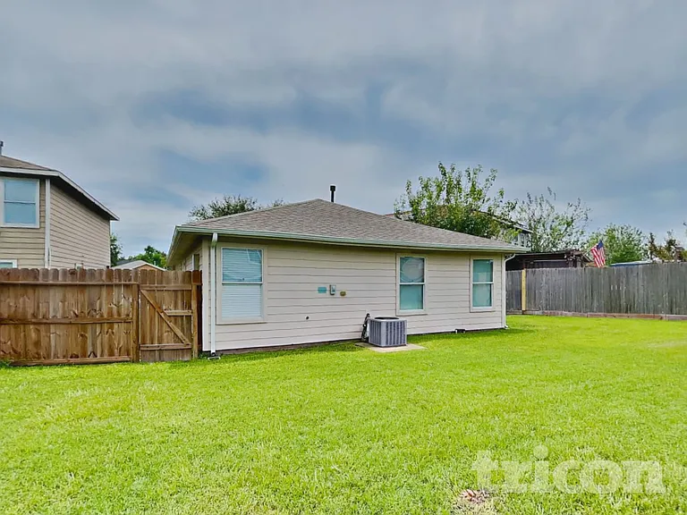 1403 Glens Ferry Ln — Photo 21