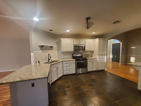 Granite countertops, stainless steel appliances