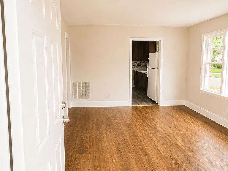 3435 Meredith Ave — Photo 3