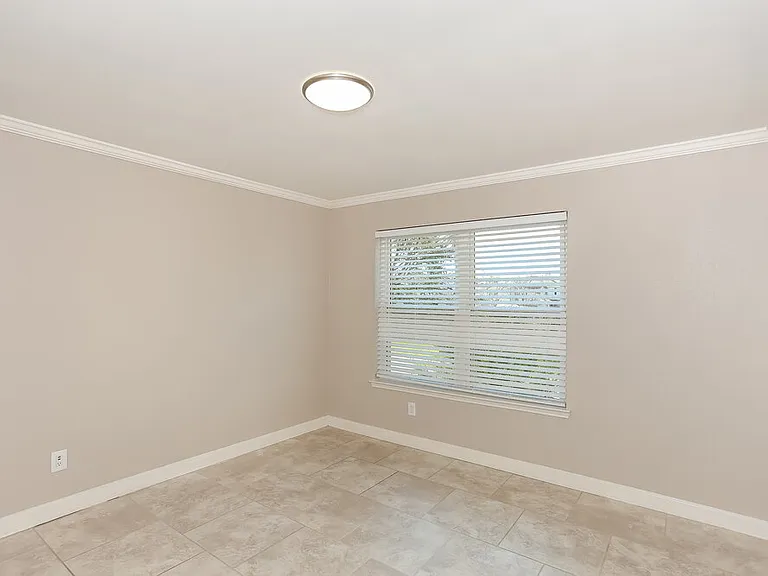 1110 Hampton Dr — Photo 15