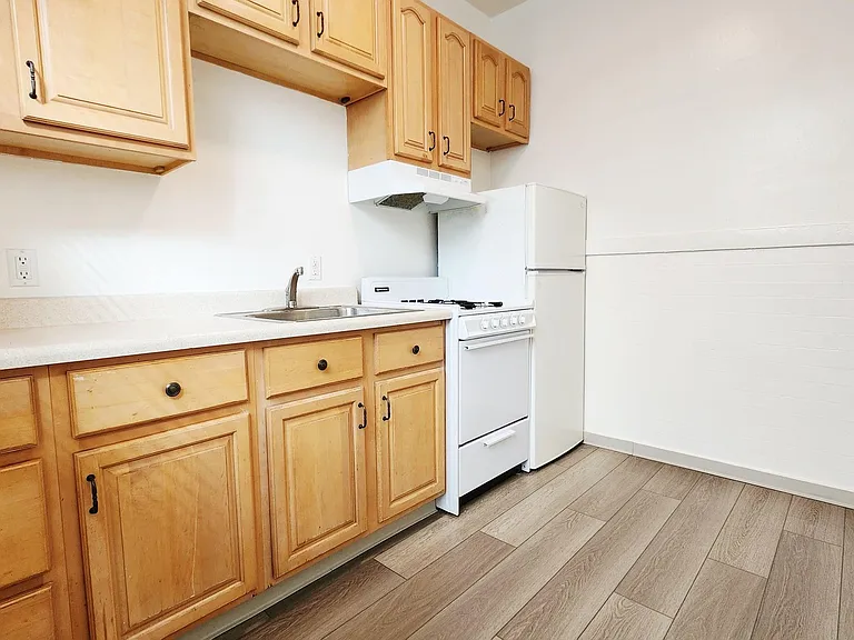 305 Franklin St — Photo 8